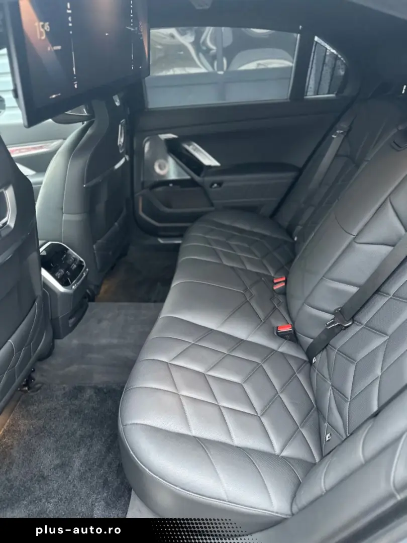 BMW M760e xDrive Fond Enter B&O SKY LOUNGE VOLLAUS