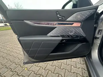 BMW M760e xDrive Fond Enter B&O SKY LOUNGE VOLLAUS