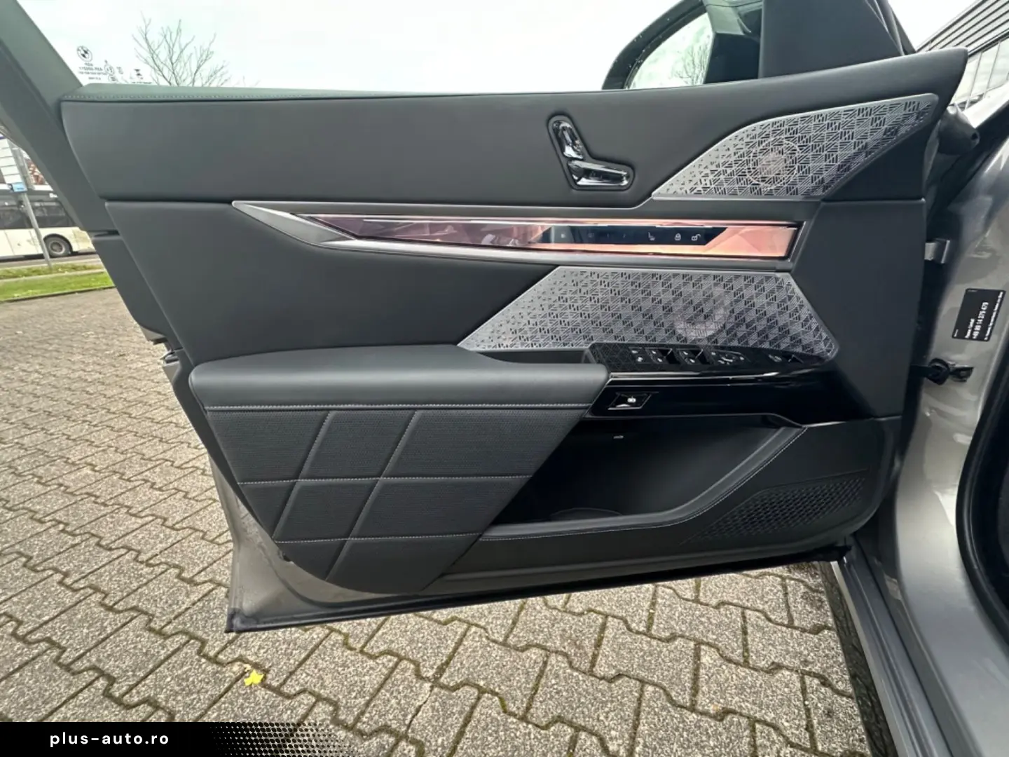 BMW M760e xDrive Fond Enter B&O SKY LOUNGE VOLLAUS