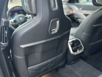 BMW M760e xDrive Fond Enter B&O SKY LOUNGE VOLLAUS