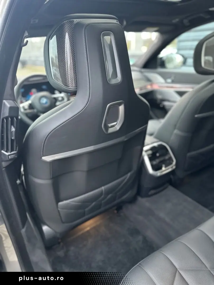 BMW M760e xDrive Fond Enter B&O SKY LOUNGE VOLLAUS