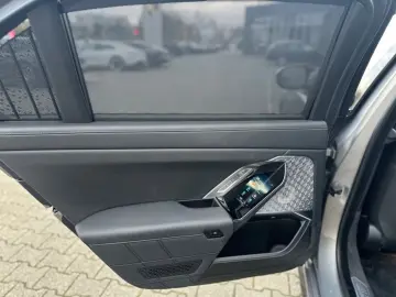 BMW M760e xDrive Fond Enter B&O SKY LOUNGE VOLLAUS