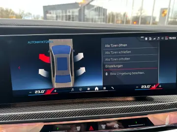 BMW M760e xDrive Fond Enter B&O SKY LOUNGE VOLLAUS