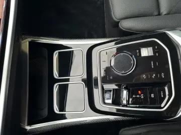 BMW M760e xDrive Fond Enter B&O SKY LOUNGE VOLLAUS