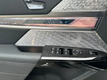 BMW M760e xDrive Fond Enter B&O SKY LOUNGE VOLLAUS