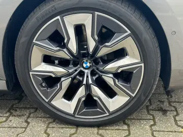 BMW M760e xDrive Fond Enter B&O SKY LOUNGE VOLLAUS