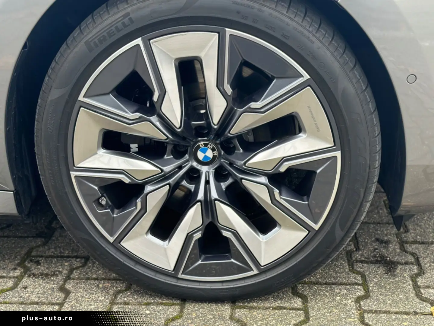 BMW M760e xDrive Fond Enter B&O SKY LOUNGE VOLLAUS