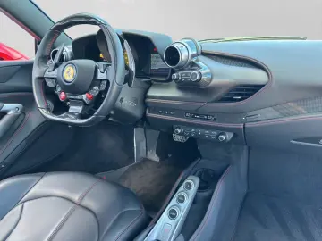 FERRARI Rosso Corsa Lift Kamera PDC Carbon