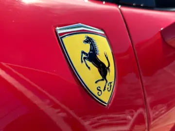 FERRARI Rosso Corsa Lift Kamera PDC Carbon