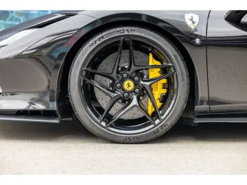 FERRARI F8 Tributo 1. Hand Carbon Rennsitze