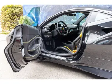 FERRARI F8 Tributo 1. Hand Carbon Rennsitze