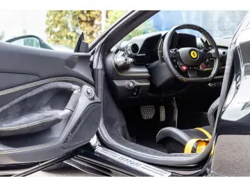 FERRARI F8 Tributo 1. Hand Carbon Rennsitze