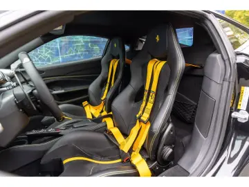 FERRARI F8 Tributo 1. Hand Carbon Rennsitze