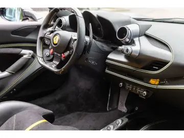 FERRARI F8 Tributo 1. Hand Carbon Rennsitze