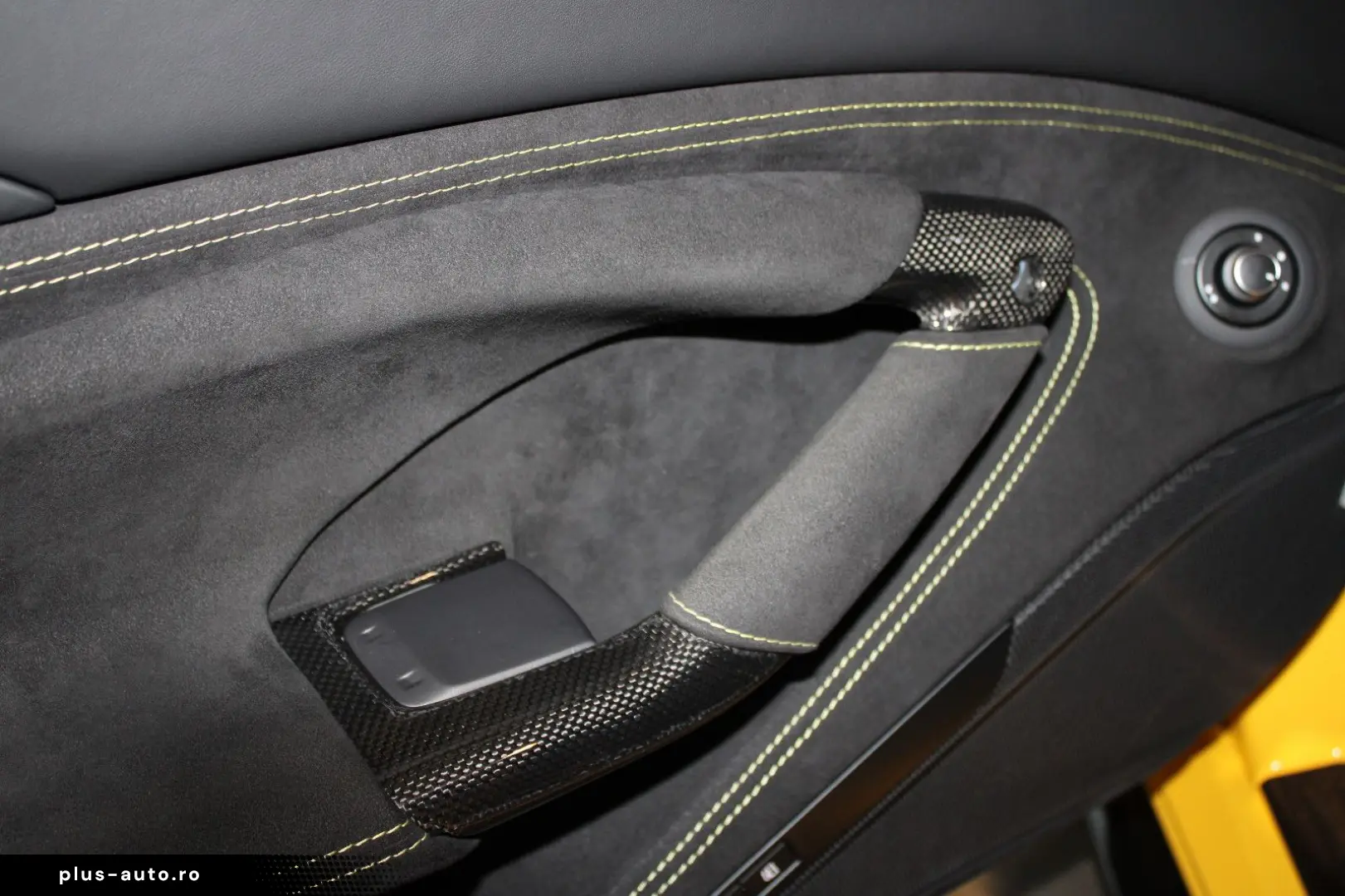 FERRARI F8 TRIBUTO COUPE GIALLO