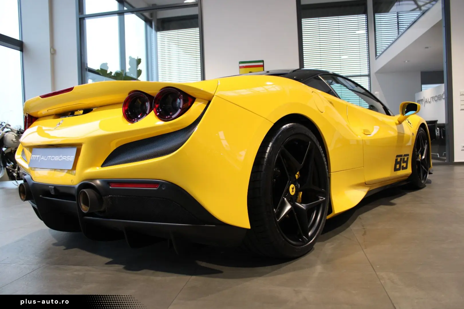 FERRARI F8 TRIBUTO COUPE GIALLO
