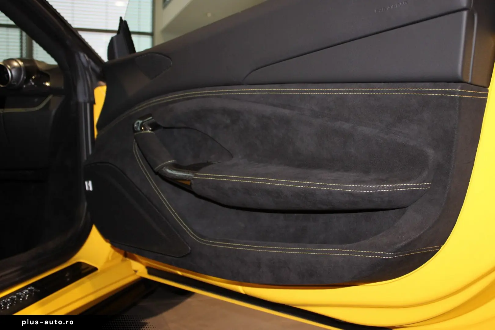 FERRARI F8 TRIBUTO COUPE GIALLO