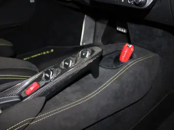 FERRARI F8 TRIBUTO COUPE GIALLO