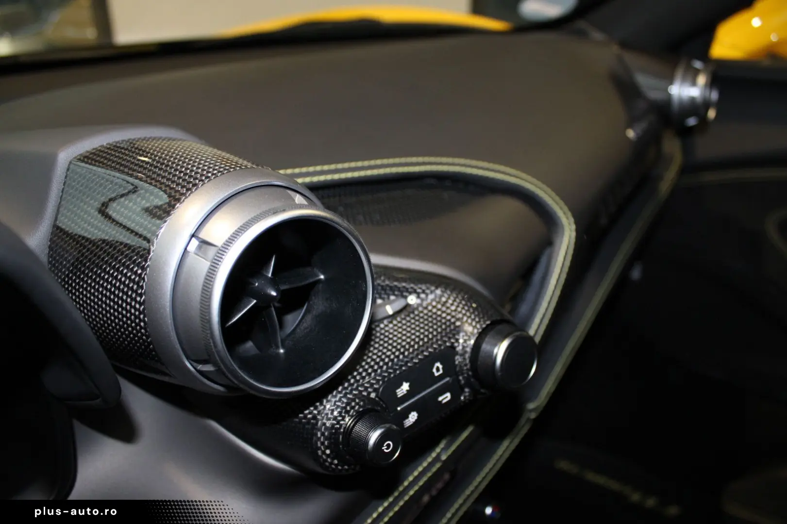 FERRARI F8 TRIBUTO COUPE GIALLO