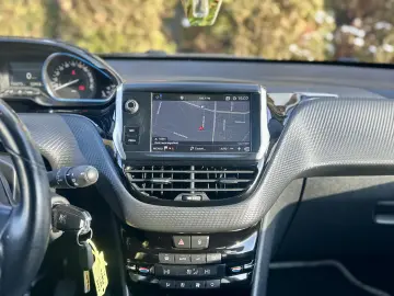 Peugeot 2008   2017  navigatie  136.000 km  garantie  rate