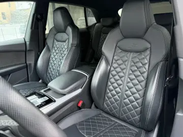 AUDI Q8 55 TFSI S-line  Matrix Raute Stdhz Allradlenk