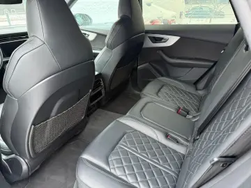 AUDI Q8 55 TFSI S-line  Matrix Raute Stdhz Allradlenk