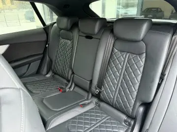 AUDI Q8 55 TFSI S-line  Matrix Raute Stdhz Allradlenk