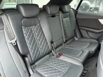 AUDI Q8 55 TFSI S-line  Matrix Raute Stdhz Allradlenk