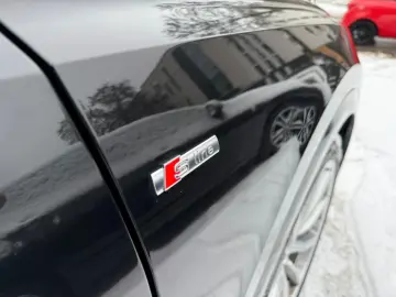 AUDI Q8 55 TFSI S-line  Matrix Raute Stdhz Allradlenk