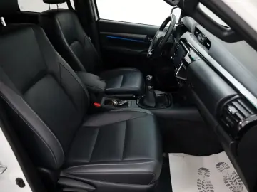 TOYOTA Hilux 2.8 D-4D 4x4 Invincible