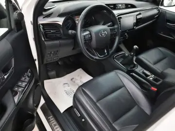 TOYOTA Hilux 2.8 D-4D 4x4 Invincible