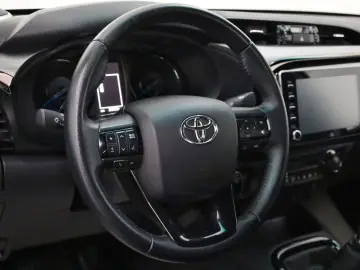 TOYOTA Hilux 2.8 D-4D 4x4 Invincible