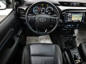 TOYOTA Hilux 2.8 D-4D 4x4 Invincible