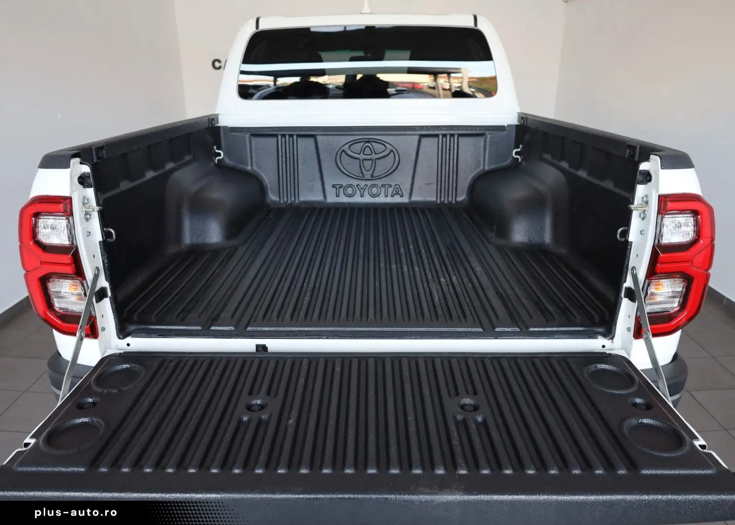 TOYOTA Hilux 2.8 D-4D 4x4 Invincible