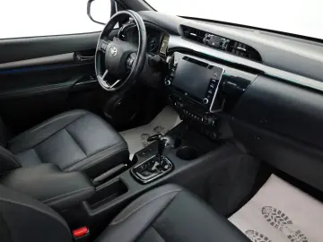 TOYOTA Hilux 2.8 D-4D 4x4 Invincible Sport