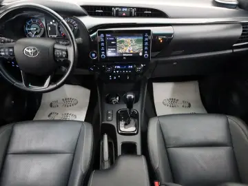 TOYOTA Hilux 2.8 D-4D 4x4 Invincible Sport