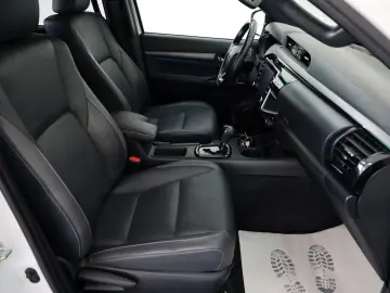 TOYOTA Hilux 2.8 D-4D 4x4 Invincible Sport
