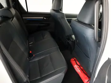 TOYOTA Hilux 2.8 D-4D 4x4 Invincible Sport