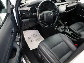 TOYOTA Hilux 2.8 D-4D 4x4 Invincible Sport