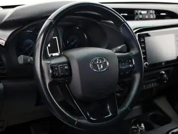 TOYOTA Hilux 2.8 D-4D 4x4 Invincible Sport