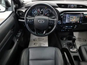 TOYOTA Hilux 2.8 D-4D 4x4 Invincible Sport