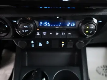 TOYOTA Hilux 2.8 D-4D 4x4 Invincible Sport