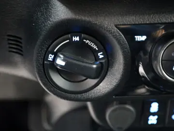 TOYOTA Hilux 2.8 D-4D 4x4 Invincible Sport