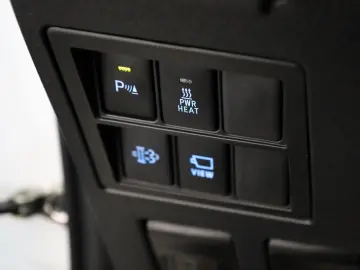 TOYOTA Hilux 2.8 D-4D 4x4 Invincible Sport