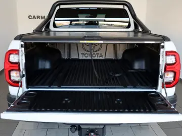 TOYOTA Hilux 2.8 D-4D 4x4 Invincible Sport