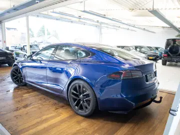 TESLA Model S LONG RANGE  DUAL MOTOR  AUTOPILOT  TREKH