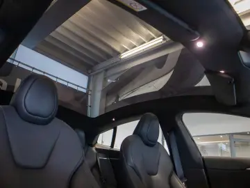 TESLA Model S LONG RANGE  DUAL MOTOR  AUTOPILOT  TREKH