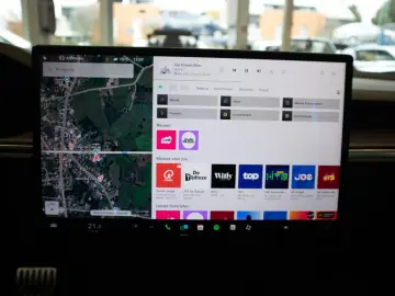 TESLA Model S LONG RANGE  DUAL MOTOR  AUTOPILOT  TREKH