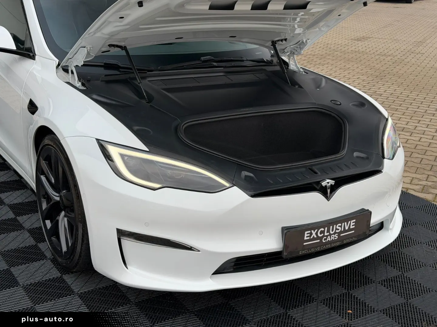 TESLA MODEL S PLAID   CARBON   21  ARACHNID   TOW