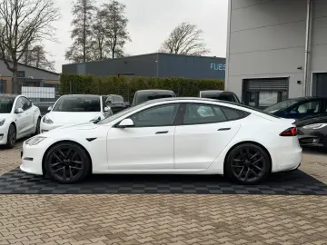 TESLA MODEL S PLAID   CARBON   21  ARACHNID   TOW